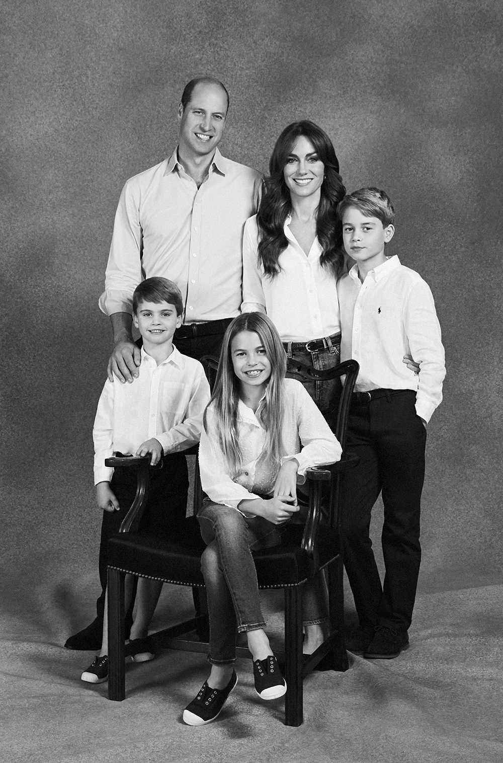 Зникають ноги і немає пальця: що не так з різдвяною листівкою Кейт Міддлтон і принца Вільяма (фото)