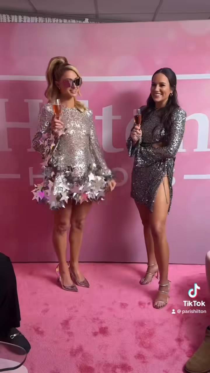 Періс Хілтон зачарувала блискучою новорічною сукнею (відео)