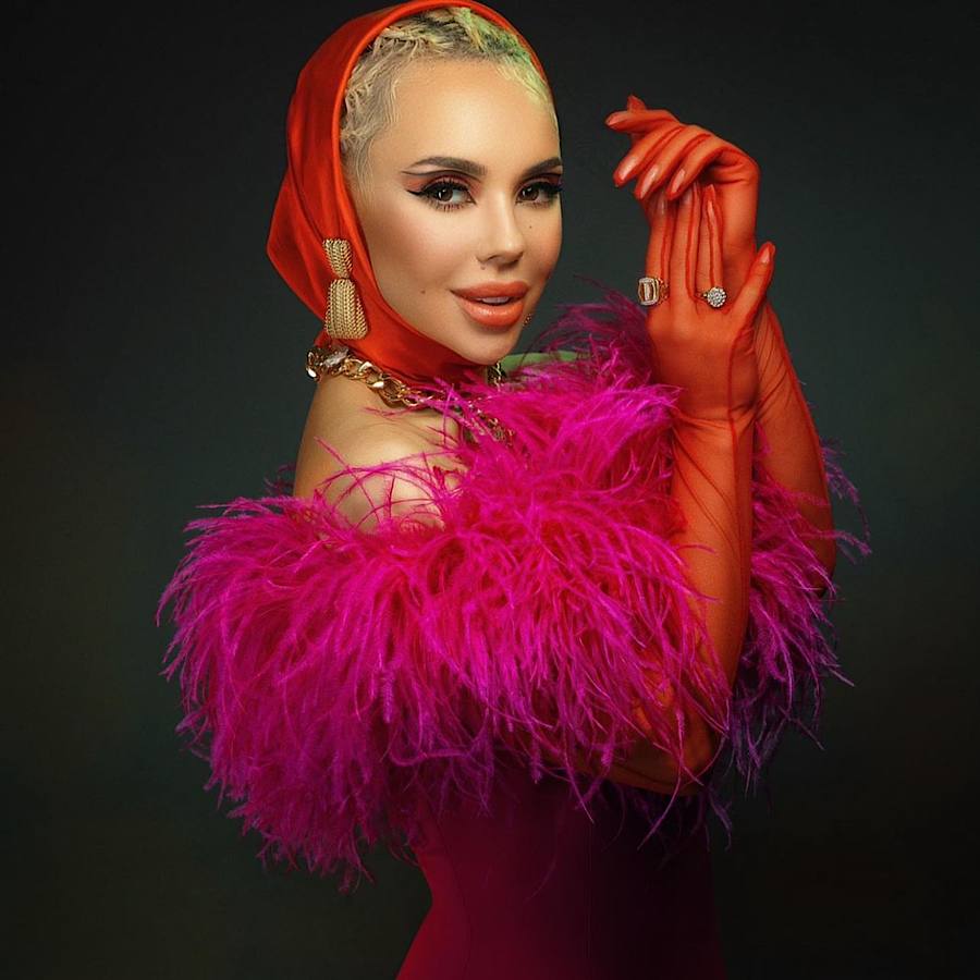 Покупает вещи на скидках: Николас Карма рассекретил стоимость лука певицы СолоХа (видео)