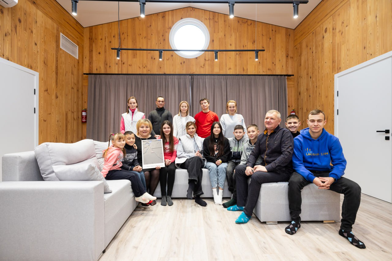 Олена Зеленська заселила багатодітну родину у новий будинок: "Передала ключі"