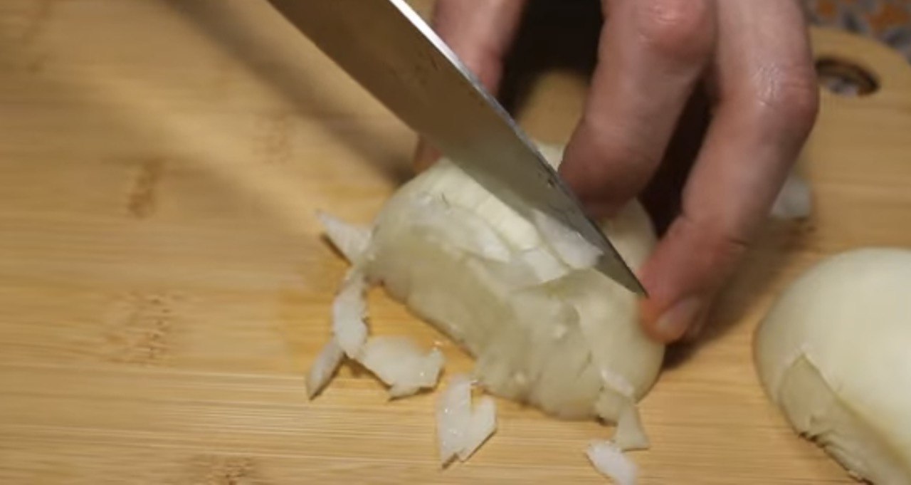 Просто та швидко: рецепт приготування смачних пиріжків з м'ясом на сковорідці