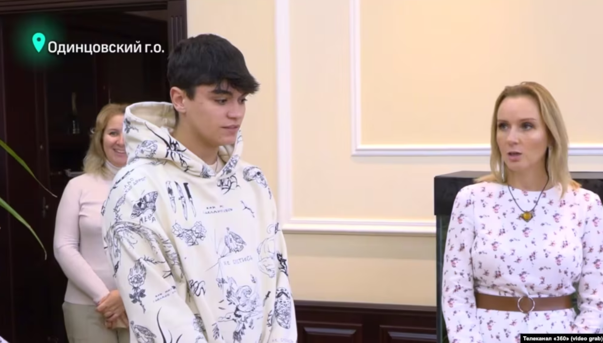 Як підліток з Маріуполя опинився в сім'ї російського омбудсмена: розслідування