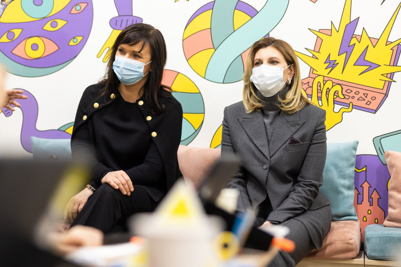 Елена Зеленская показала, как носить классический костюм с интересной формой брюк (фото)