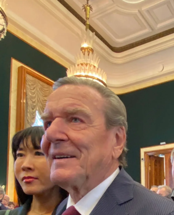 Экс-канцлер Германии Шредер 9 мая посетил вечеринку в посольстве РФ