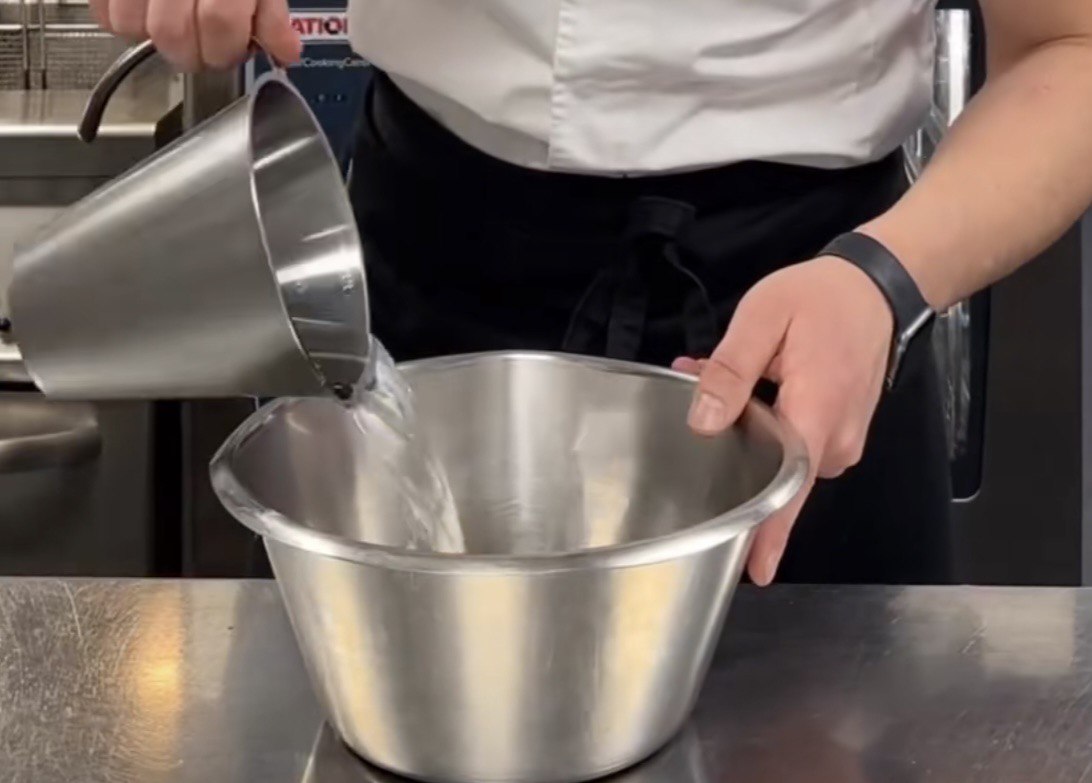 Як в ресторані та з "правильними" бортиками: рецепт домашньої піци від українського шеф-кухаря