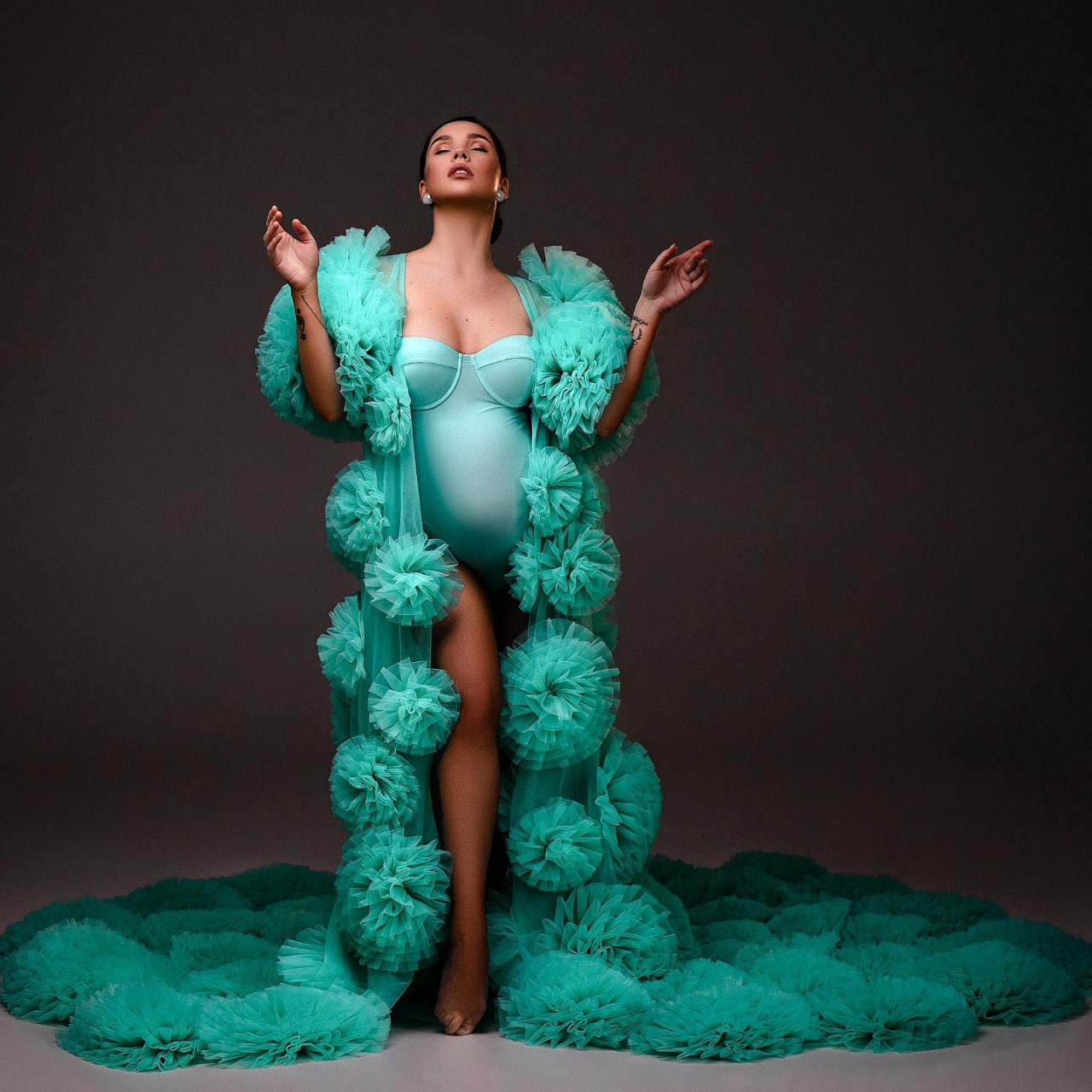 Жена Евгения Кота засветила беременный животик на последних сроках в яркой фотосессии