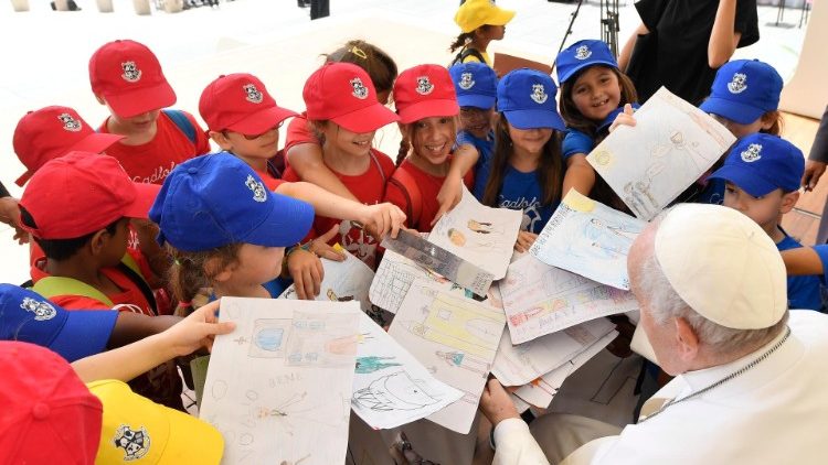 Діти з України проїхали з Франциском на папамобілі, а понтифіку подарували малюнки (відео)