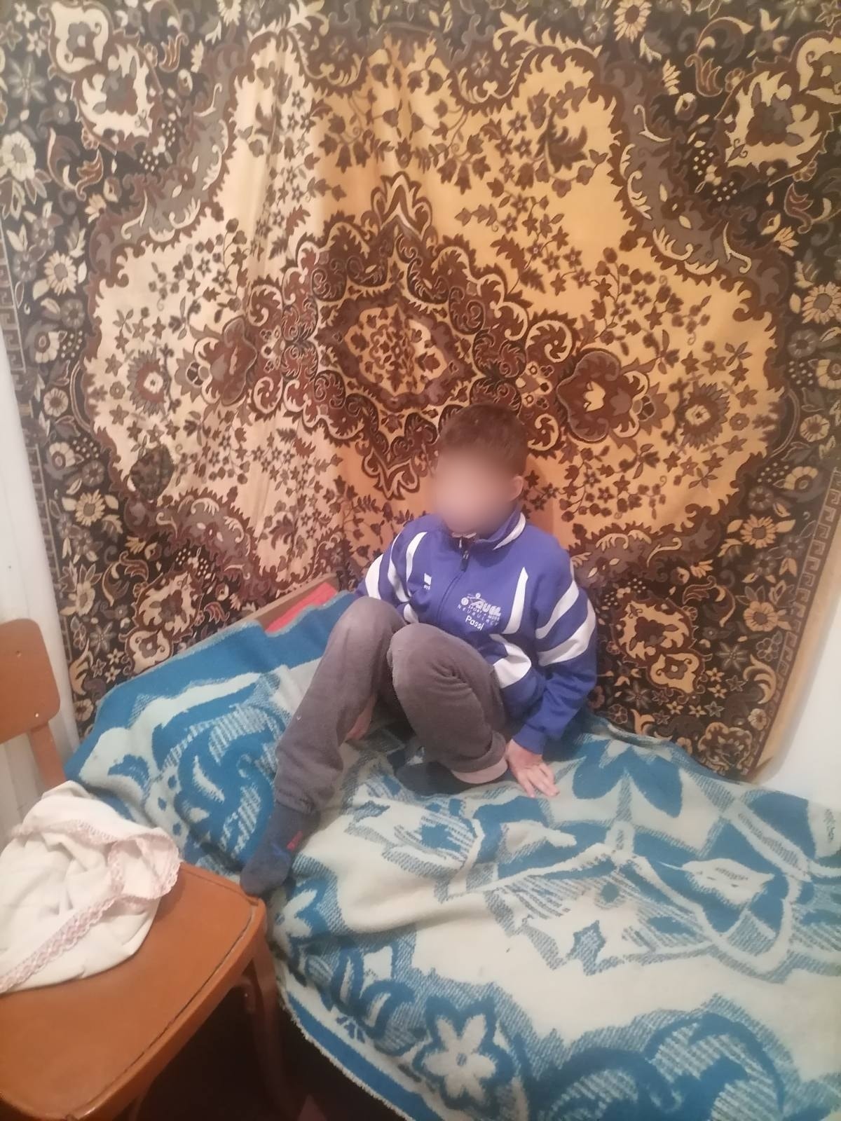 Под Ровно мать 5 месяцев держала сына взаперти в комнатушке без окон: на ночь ставила ведро