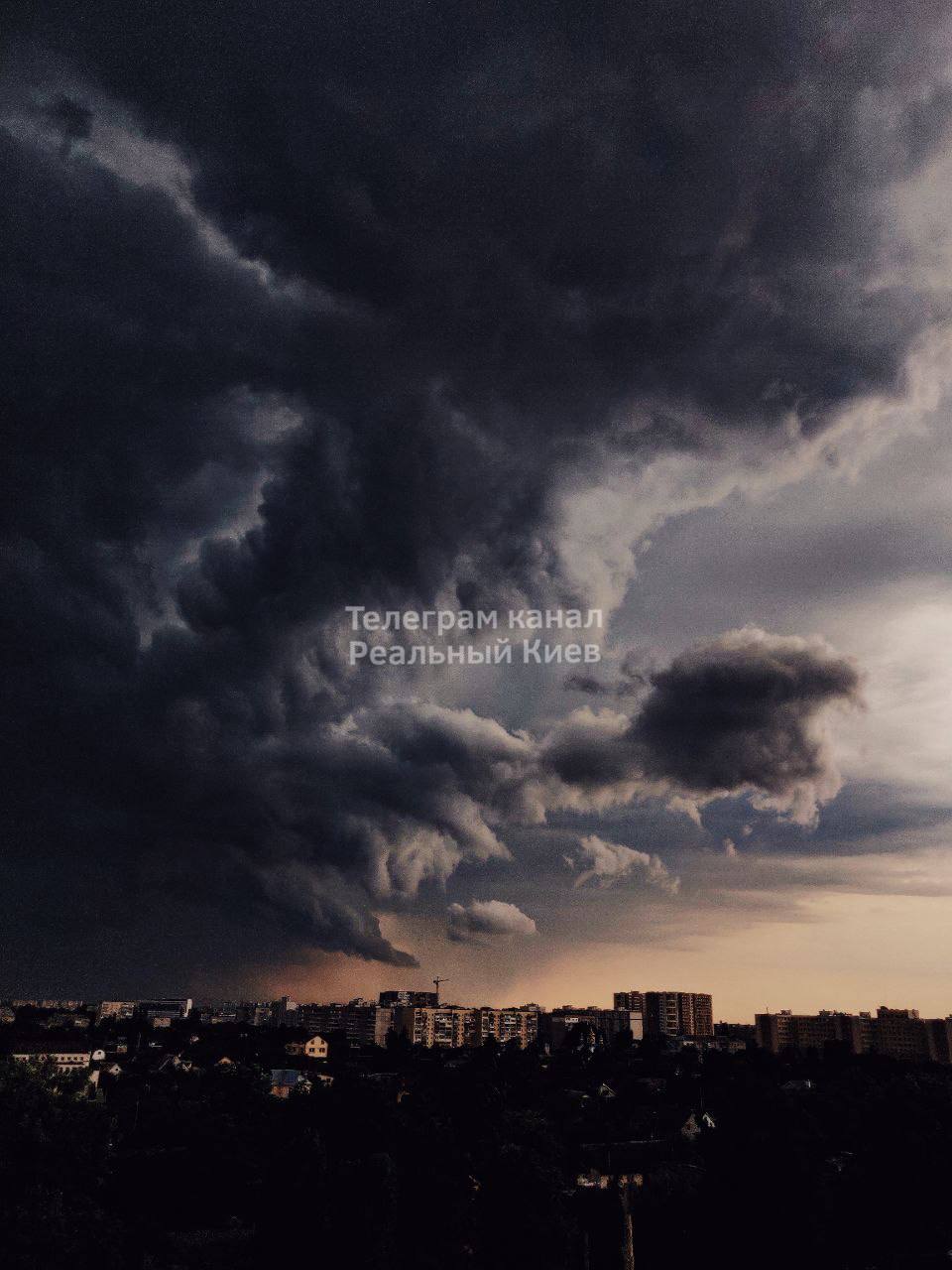 У Києві потужна злива затопила вулиці: відео наслідків негоди