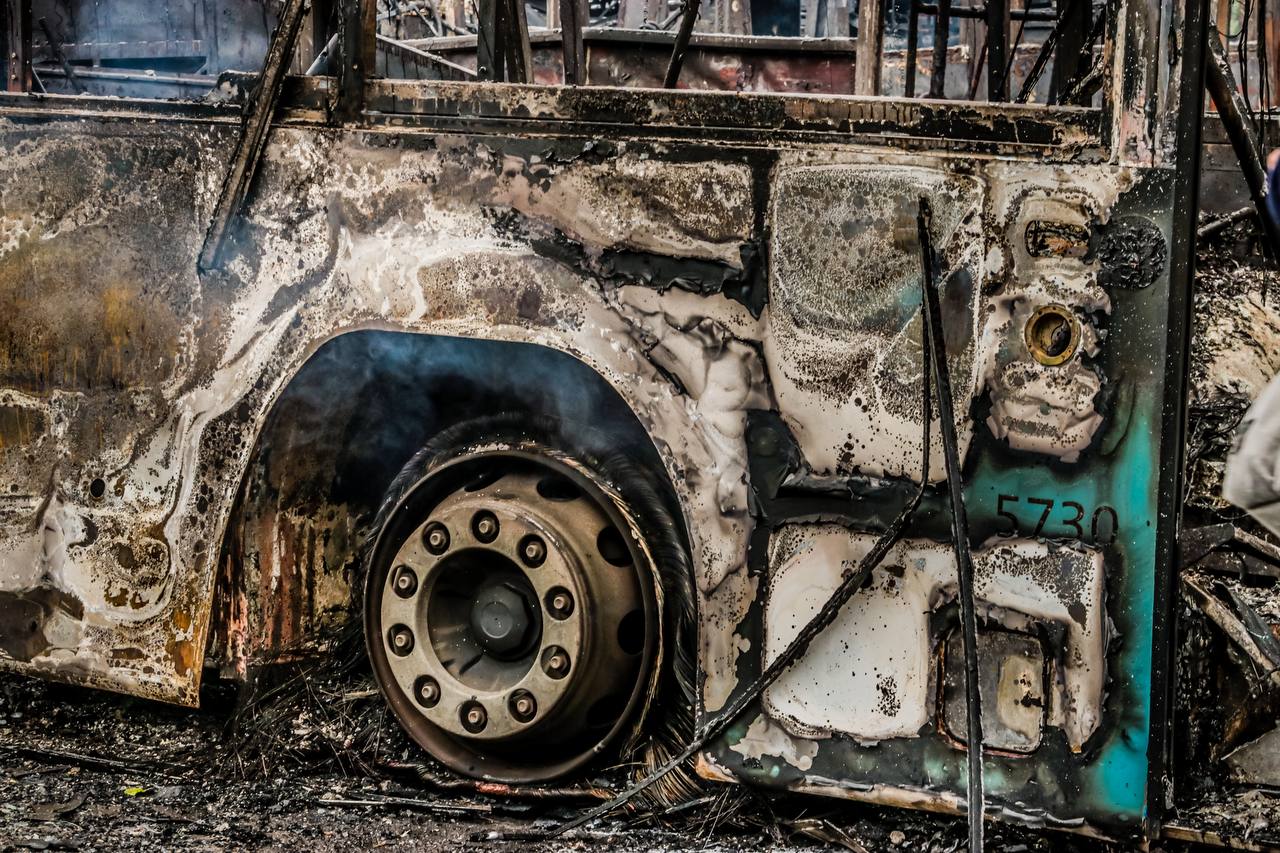 Росіяни ракетами знищили у Дніпрі половину автобусів: дивіться наслідки підлої атаки