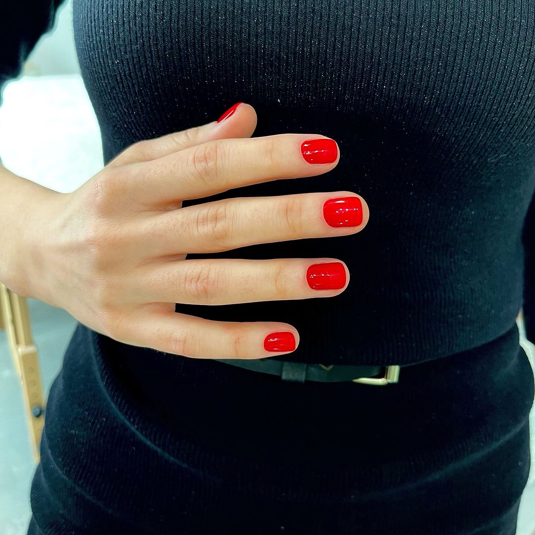 Червоний манікюр - вічна класика, яка завжди у тренді: ідеї дизайнів на осінь 2024