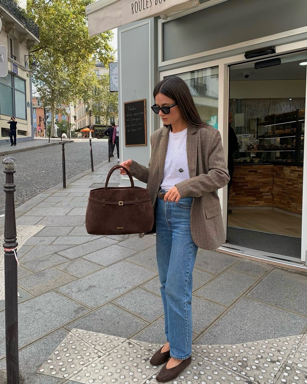 Який колір взуття наймодніший осінню 2024: стильні образи з ботильйонами та чоботами