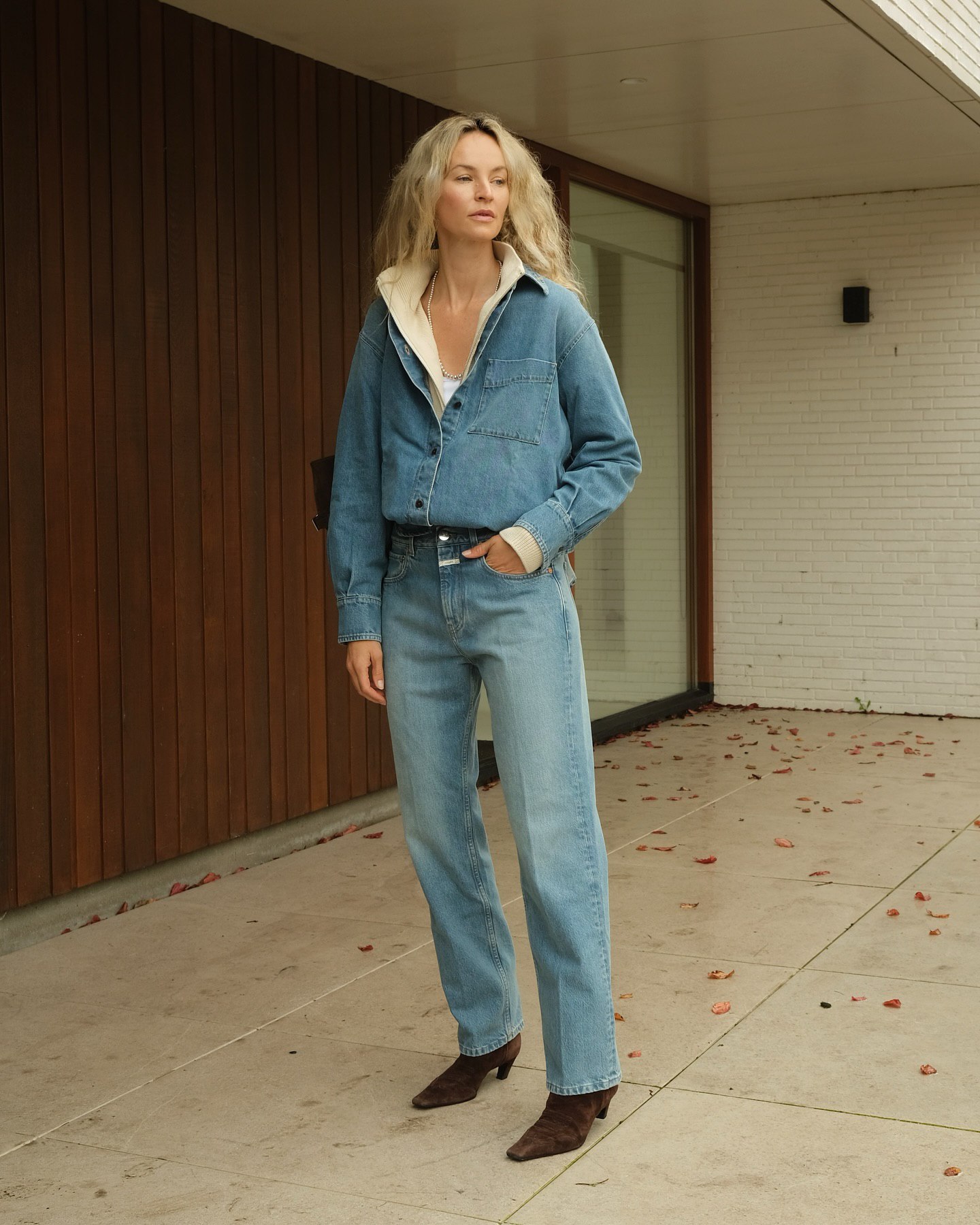 Базовый гардероб на осень: 5 стильных образов с джинсами, которые выделят вас из толпы