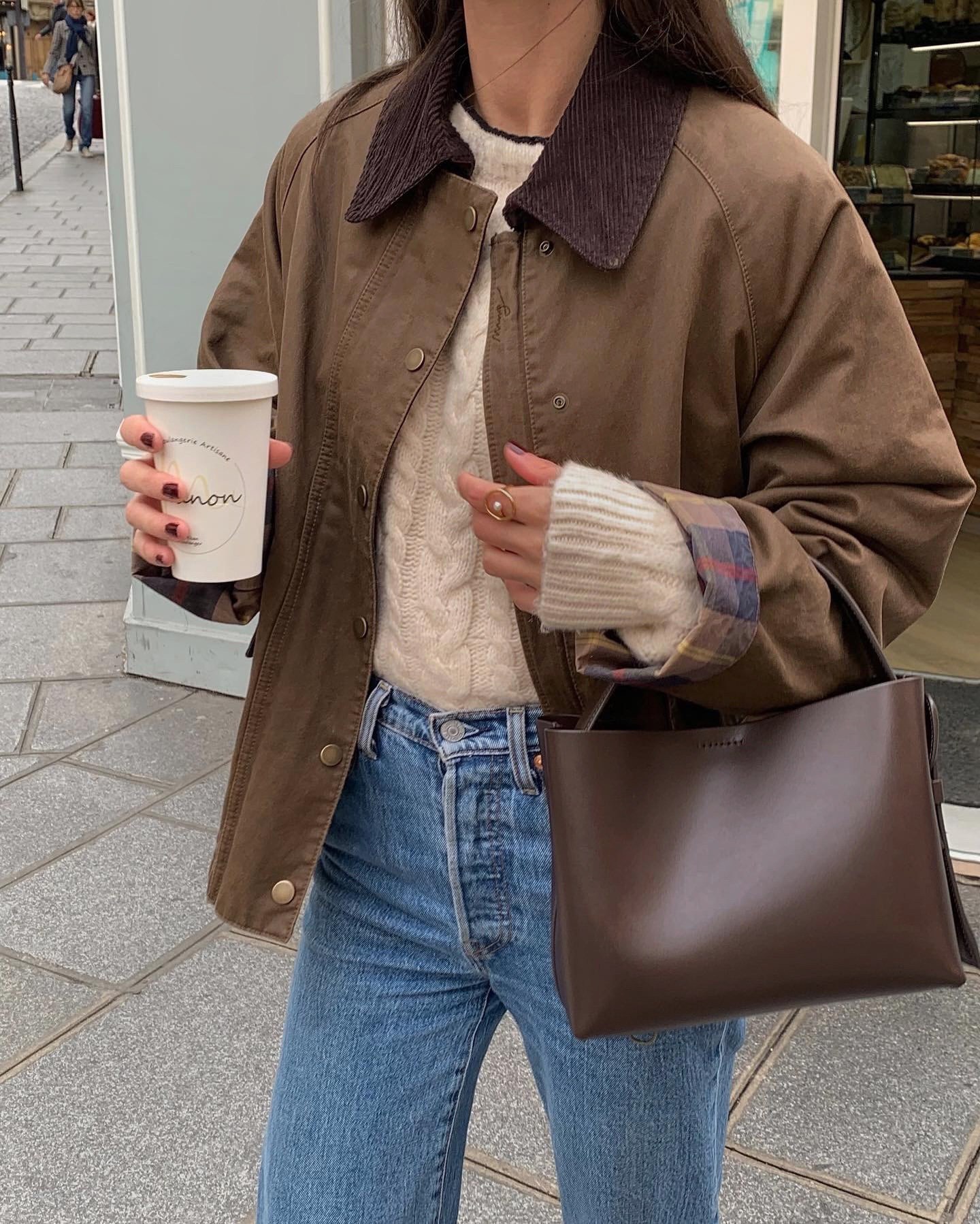 Базовый гардероб на осень: 5 стильных образов с джинсами, которые выделят вас из толпы