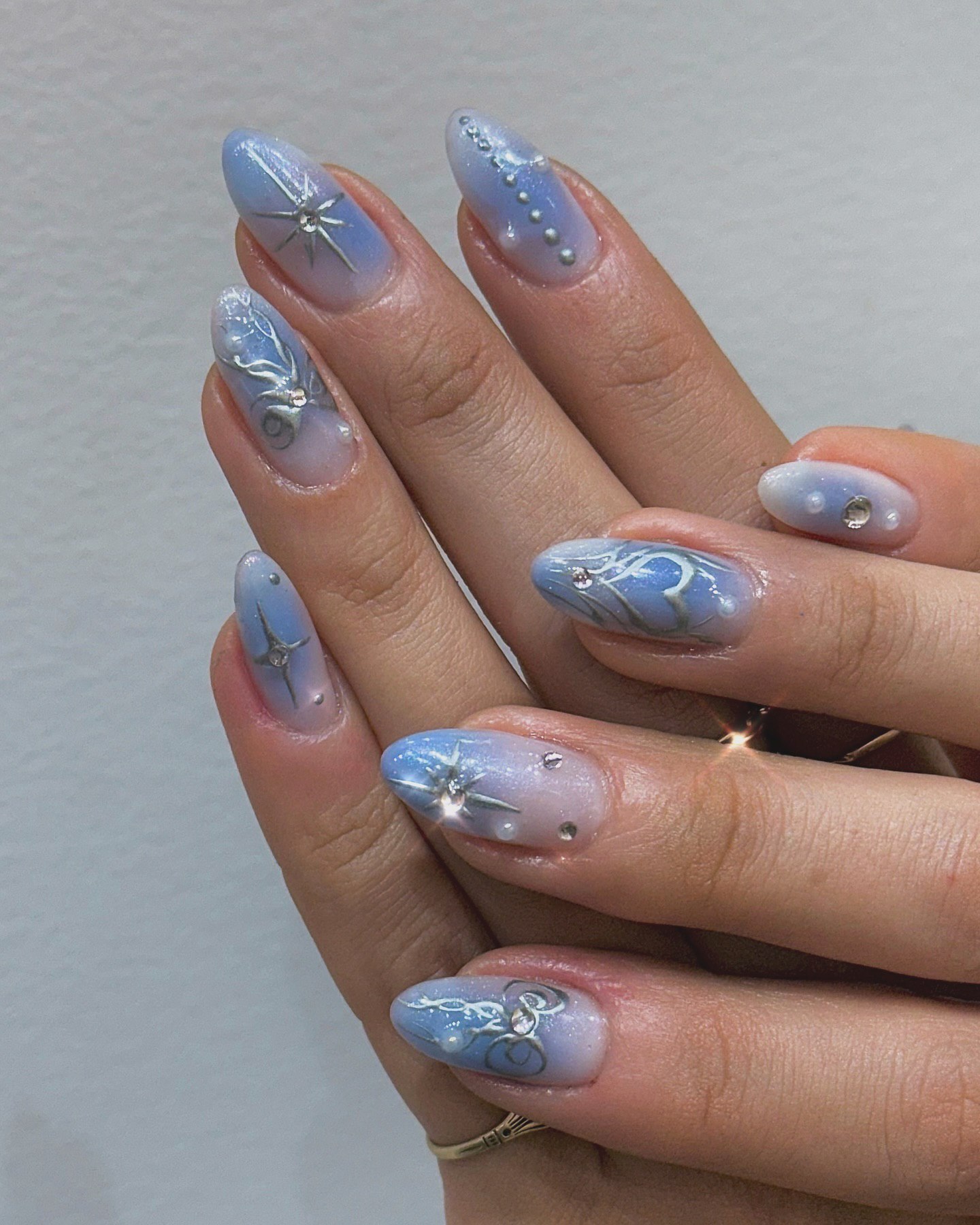 Блискучі нігті та складні візерунки: головні тренди манікюру на зиму 2025 року