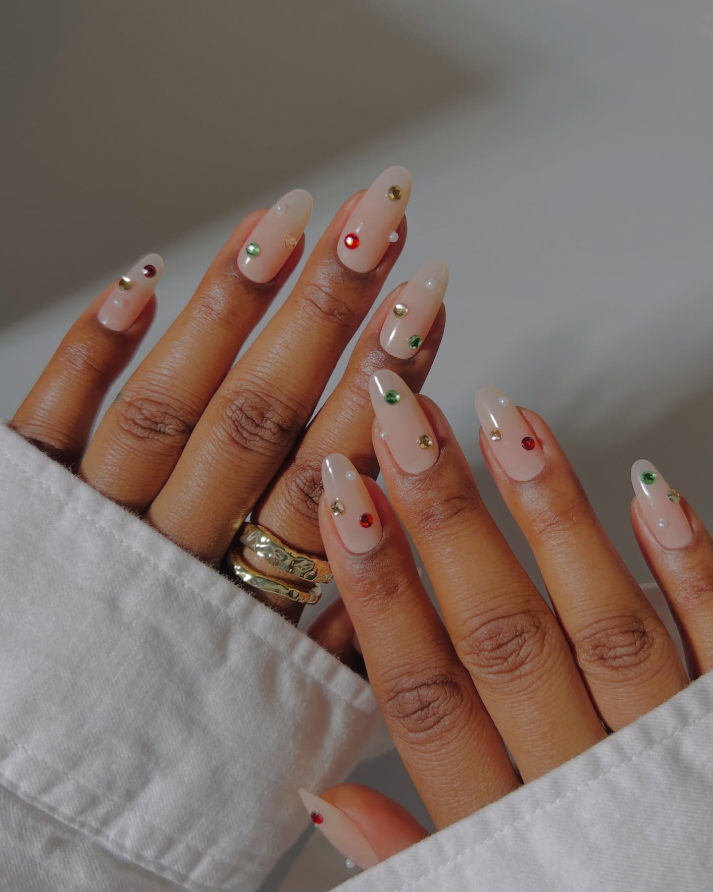 Идеи новогоднего маникюра 2025: стильные и праздничные варианты для длинных ногтей