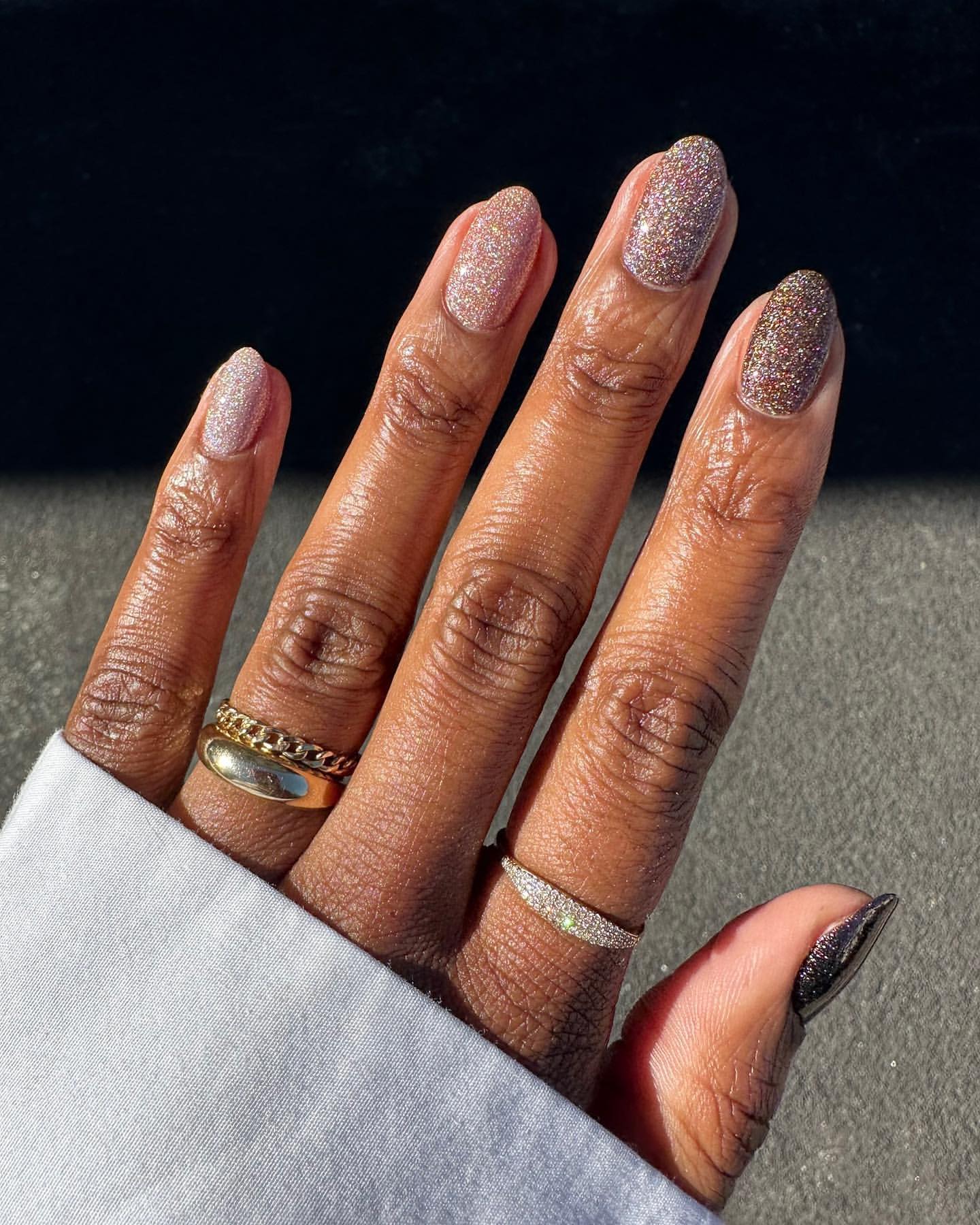 Маникюр с блестками на Рождество: яркие идеи для праздничного образа