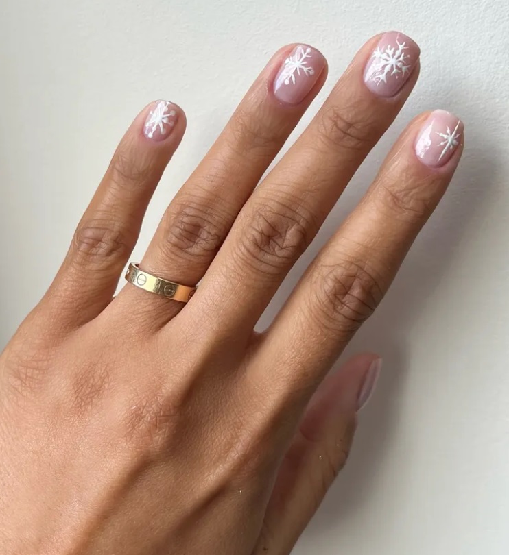 Волшебство на кончиках пальцев: идеи модного маникюра на Новый год 2025