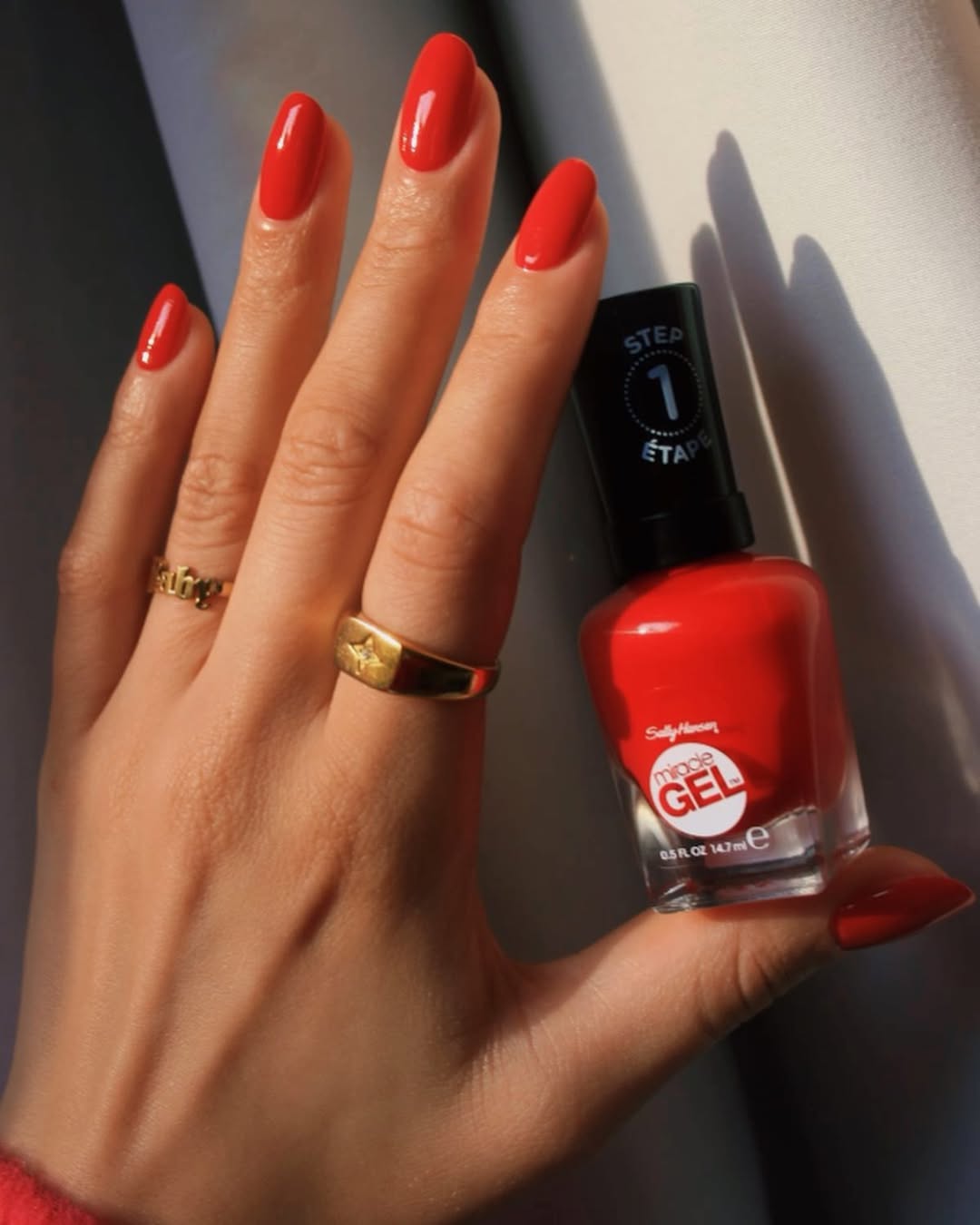 Цей колір манікюру завжди виглядає дорого: дружина Усика і колишня Остапчука задають тренди