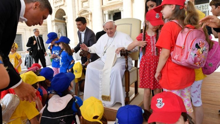 Діти з України проїхали з Франциском на папамобілі, а понтифіку подарували малюнки (відео)