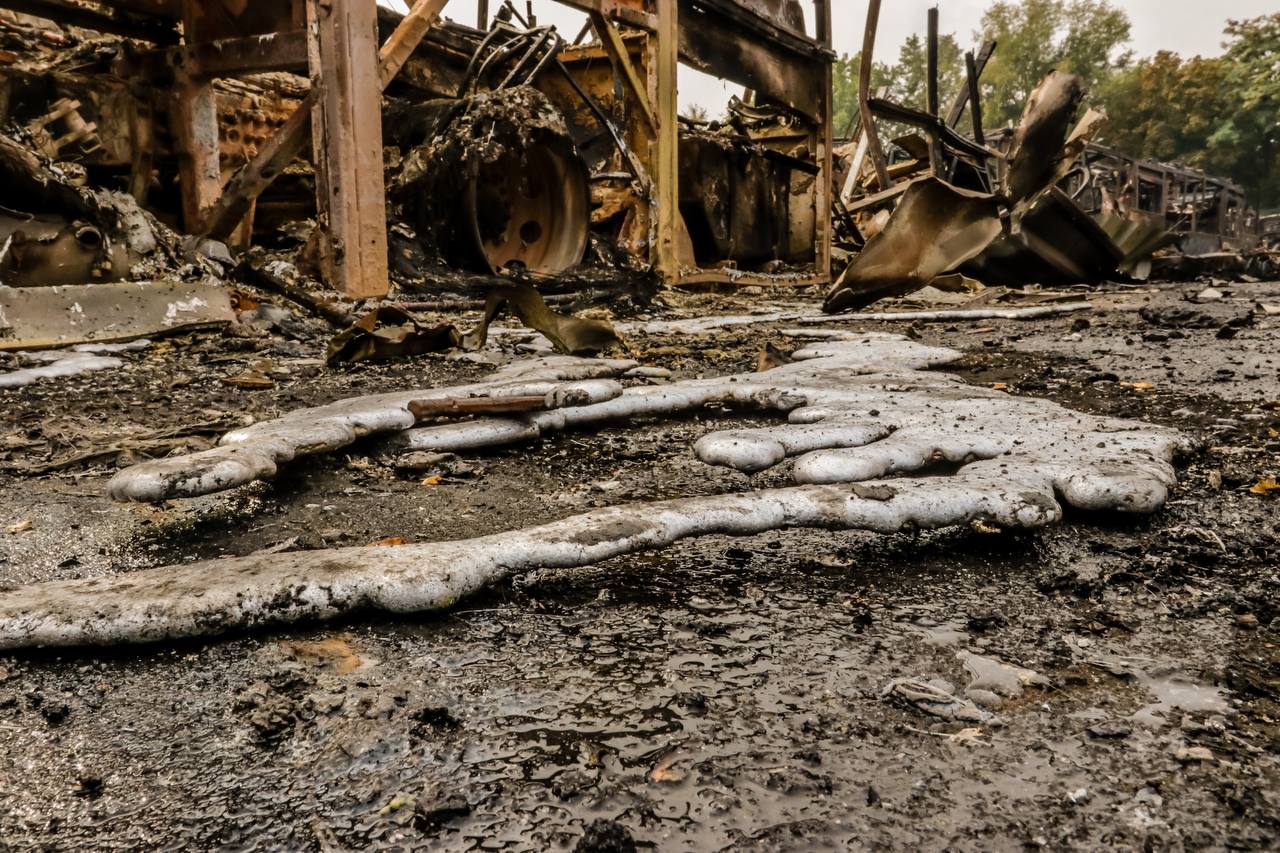 Росіяни ракетами знищили у Дніпрі половину автобусів: дивіться наслідки підлої атаки