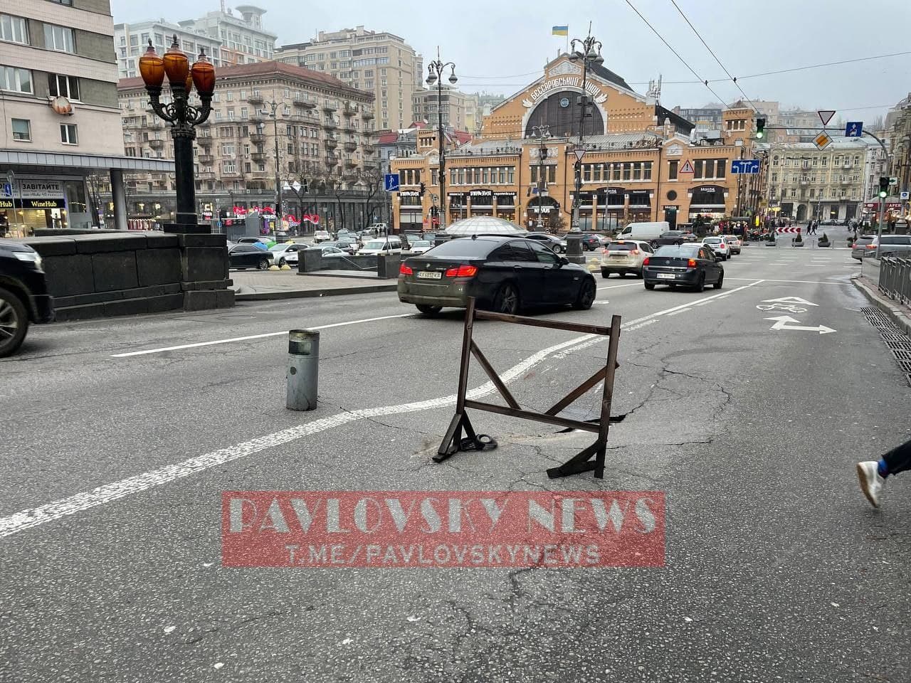 У центрі Києва посеред дороги асфальт почав провалюватися просто на очах (відео)