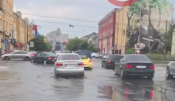 Злива з градом і вирвані дерева: у Києві розгулялася негода (відео і фото)