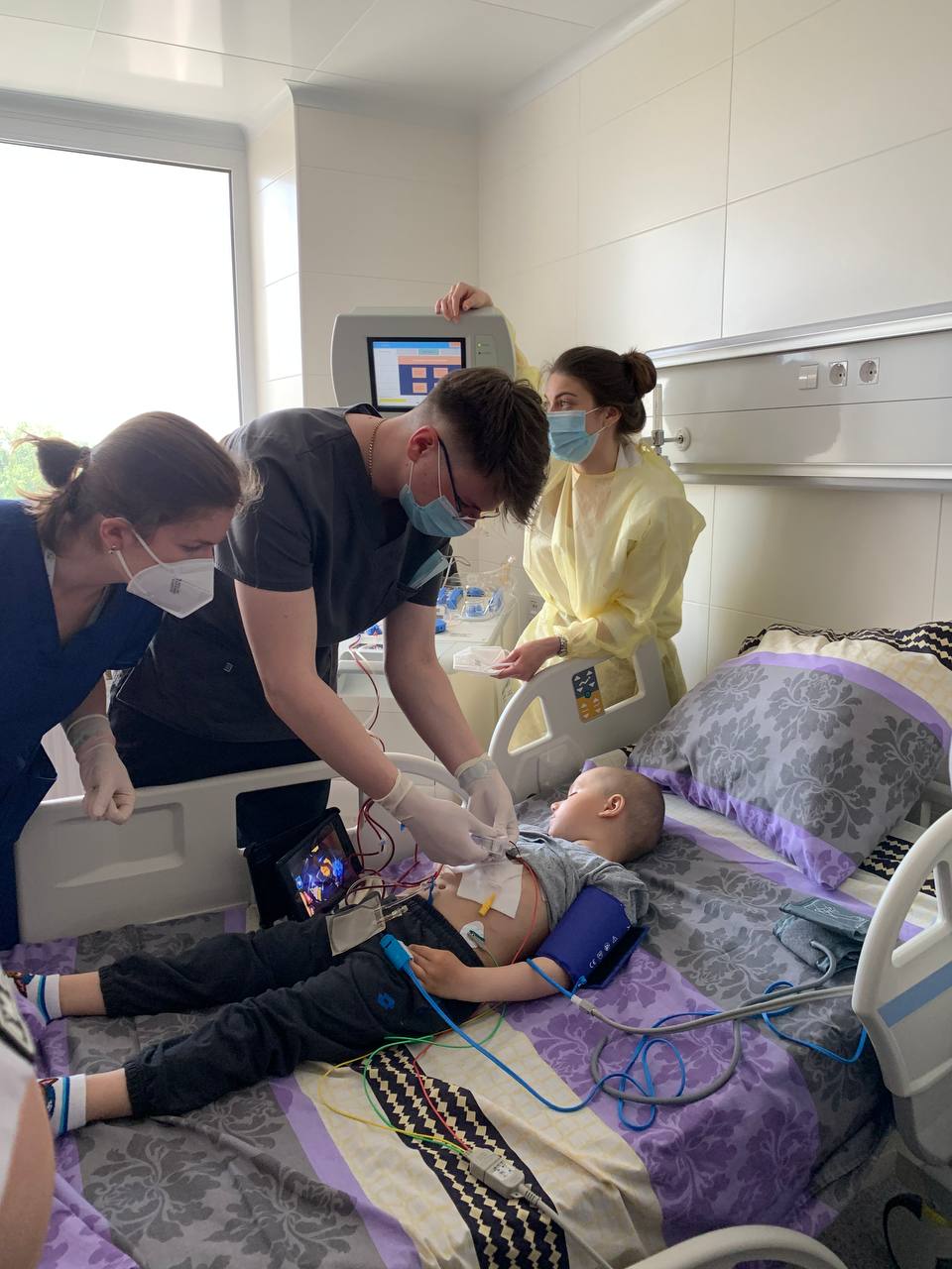 Львівські лікарі розкрили деталі першої унікальної операції: "маленький герой зовсім не боявся"