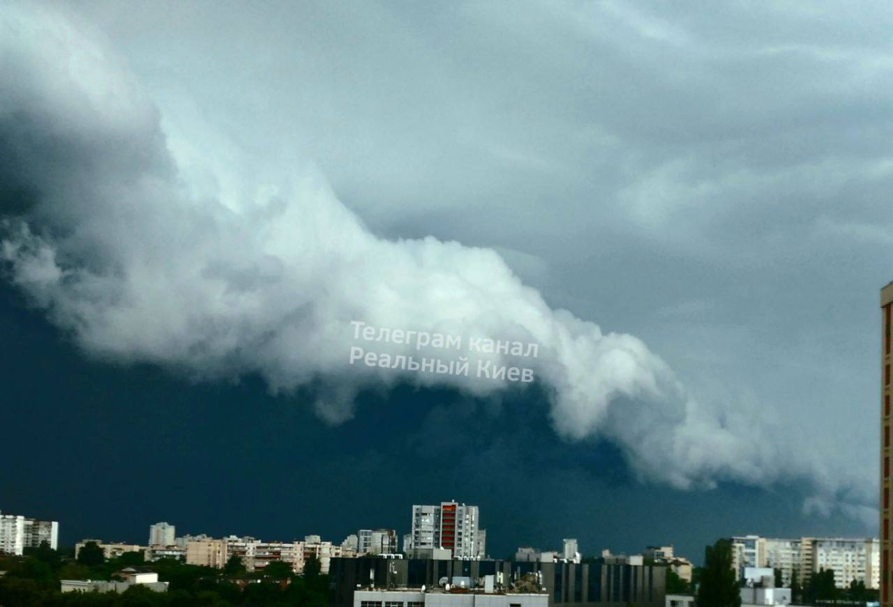 У Києві потужна злива затопила вулиці: відео наслідків негоди