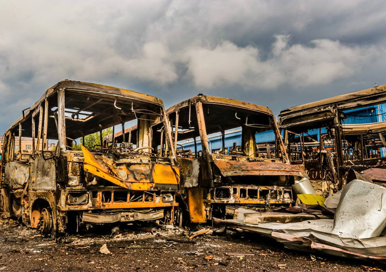 Росіяни ракетами знищили у Дніпрі половину автобусів: дивіться наслідки підлої атаки