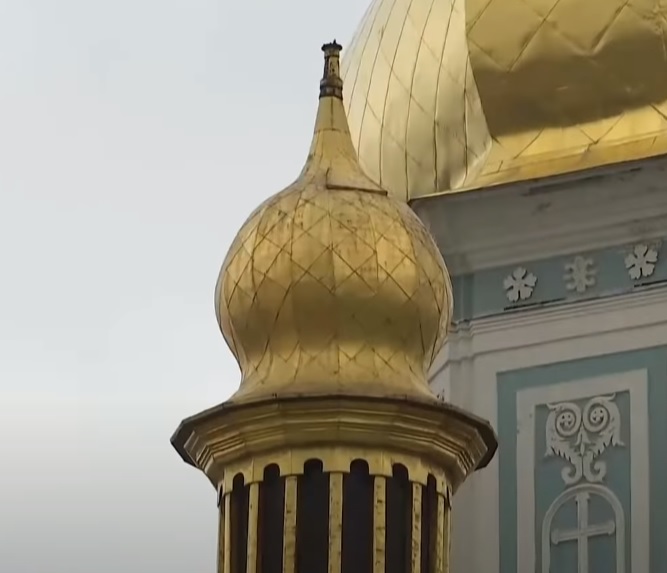 В Киеве сильный ветер снес трехметровый крест с купола Софийского собора