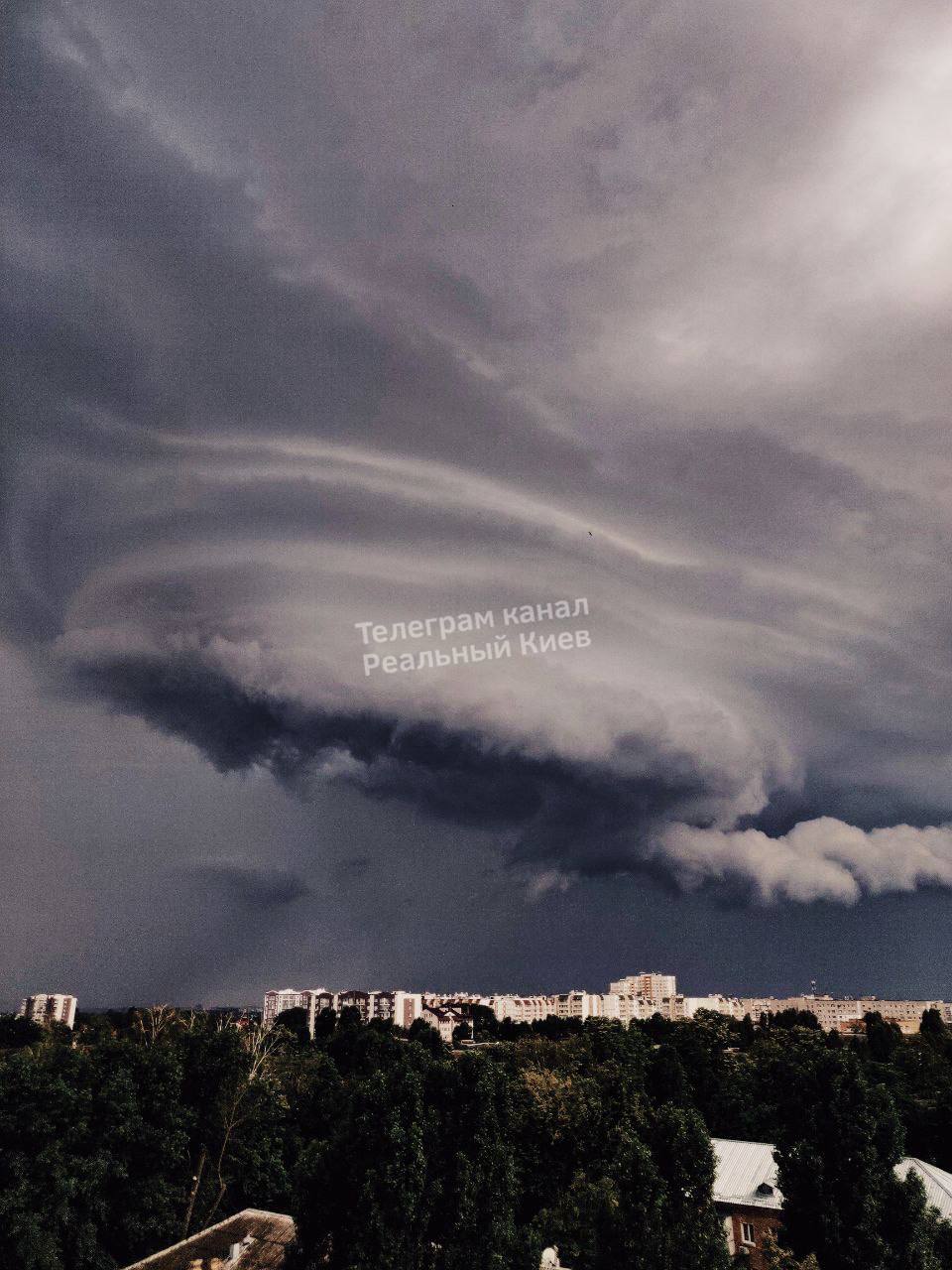 У Києві потужна злива затопила вулиці: відео наслідків негоди