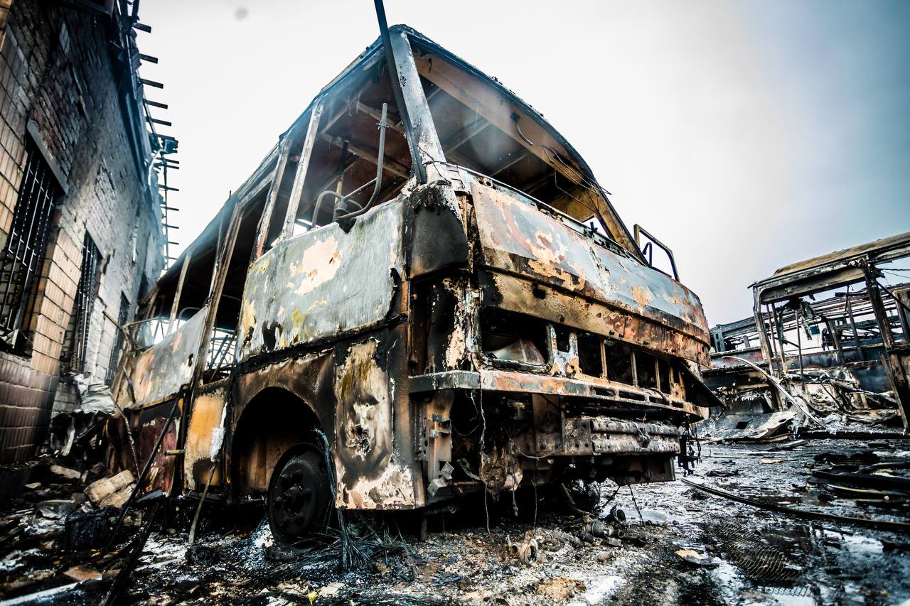Росіяни ракетами знищили у Дніпрі половину автобусів: дивіться наслідки підлої атаки