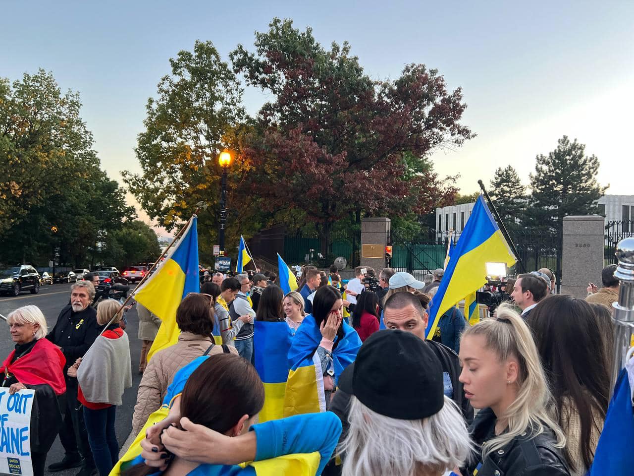 Ракетний терор РФ вивів на мітинги на підтримку України тисячі людей у різних країнах: фото і відео