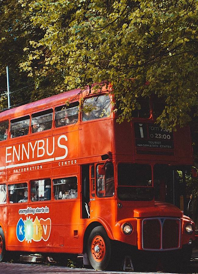 Знаете ли вы историю красного лондонского автобуса, который стал киевской кофейней в самом центре