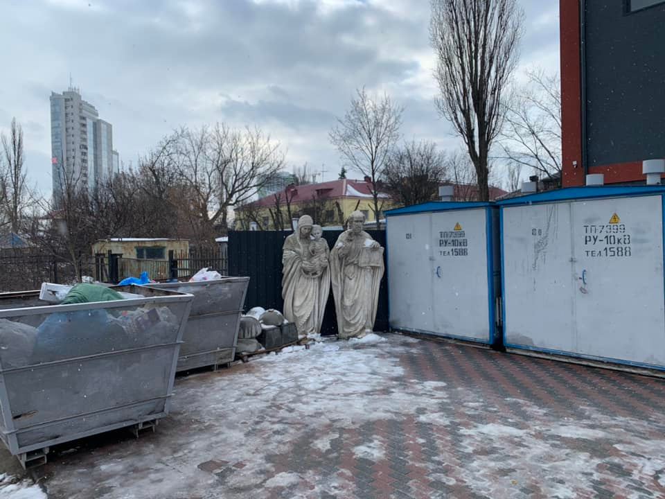 В Киеве на мусорку выбросили статую Девы Марии (фото)