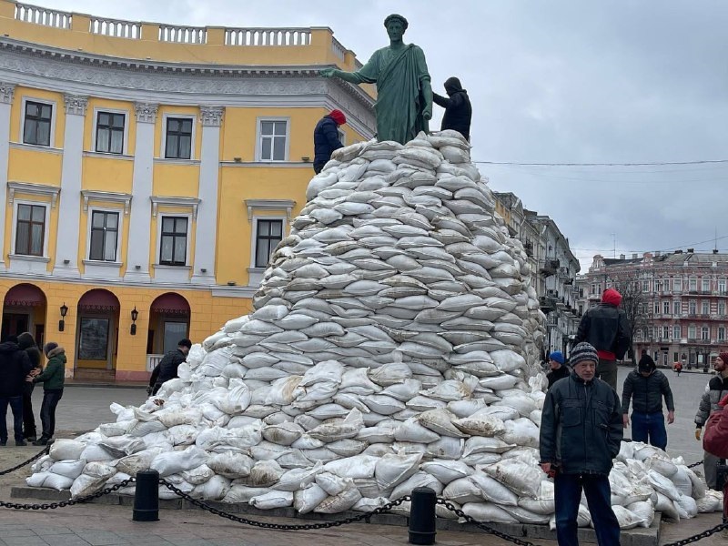 Одесситы защищают мешками с песком символ города - памятник Дюку (фото)