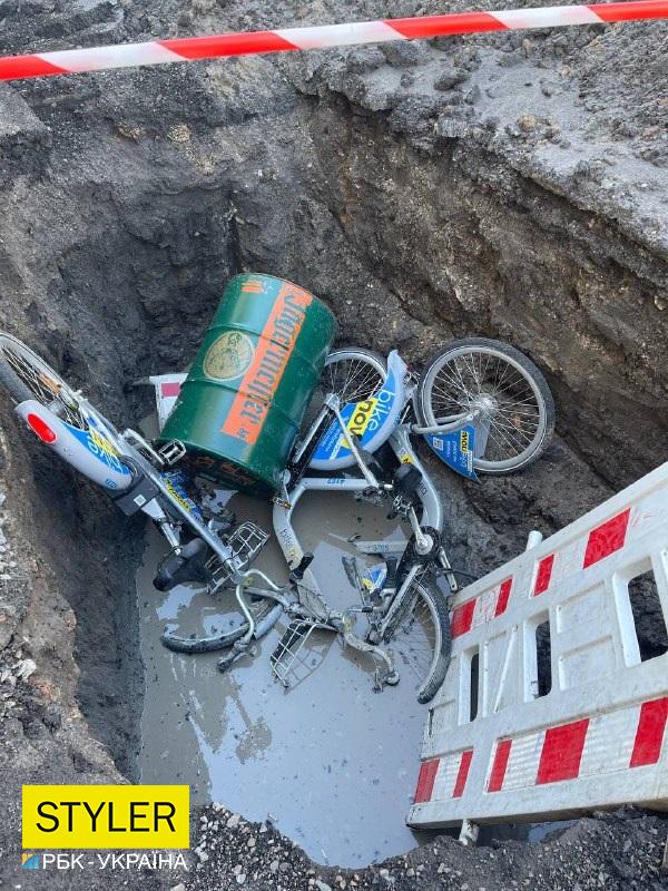 В Киеве вандалы забросали яму после коммунальщиков прокатными велосипедами (фото)