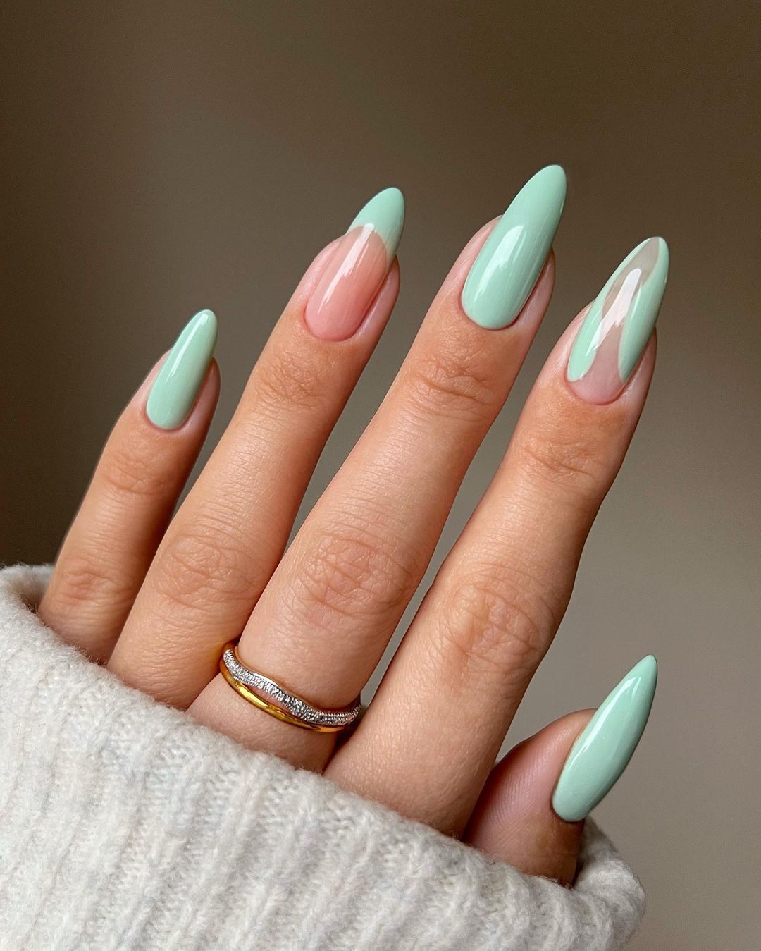 Світлий манікюр на весну: який відтінок стане хітом у квітні 2025