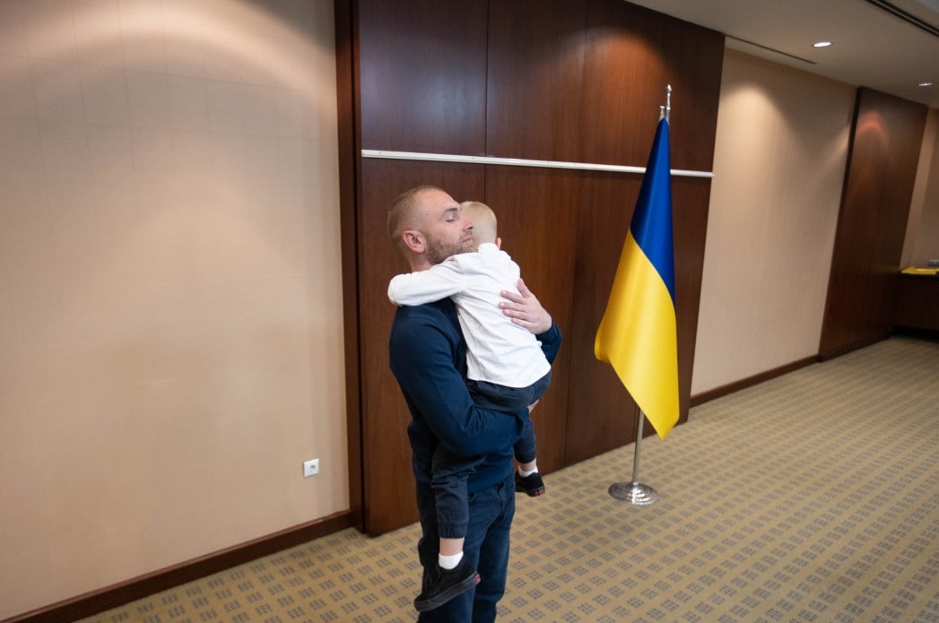 Командири "Азов" зустрілися з рідними у Туреччині: неймовірно зворушливі фото та відео