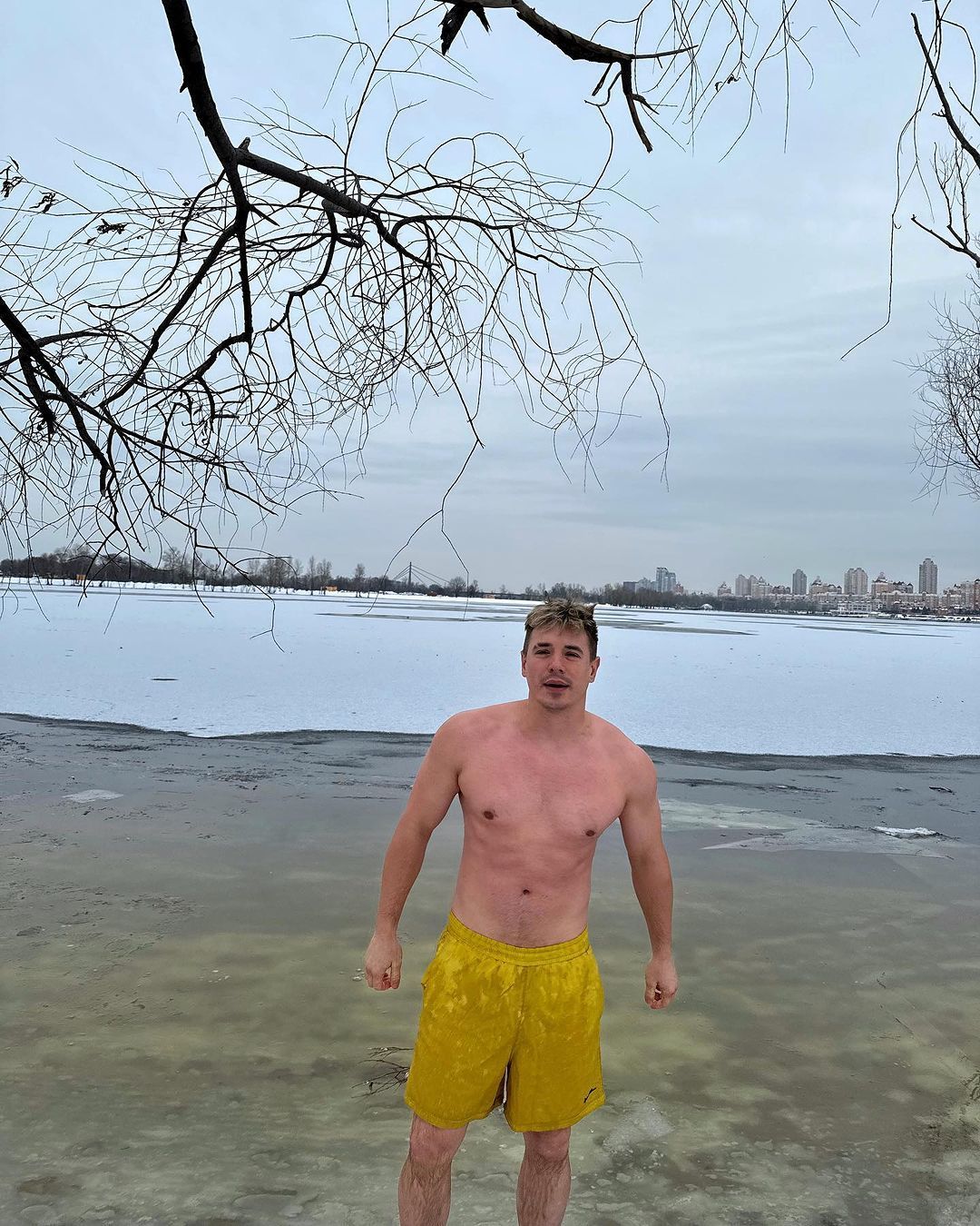 В ополонку з головою: як українські зірки відсвяткували Водохреще (фото)