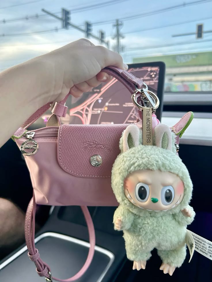 Самый трендовый аксессуар на сумку в 2025 году: вы удивитесь, когда увидите его!