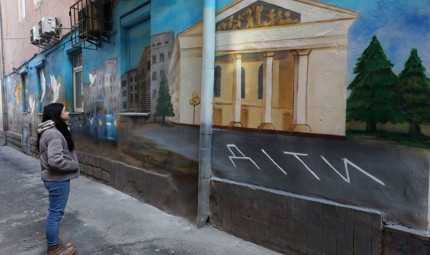 "Дорога домой": во Львове появился 30-метровый мурал о городе-герое Мариуполе (фото)