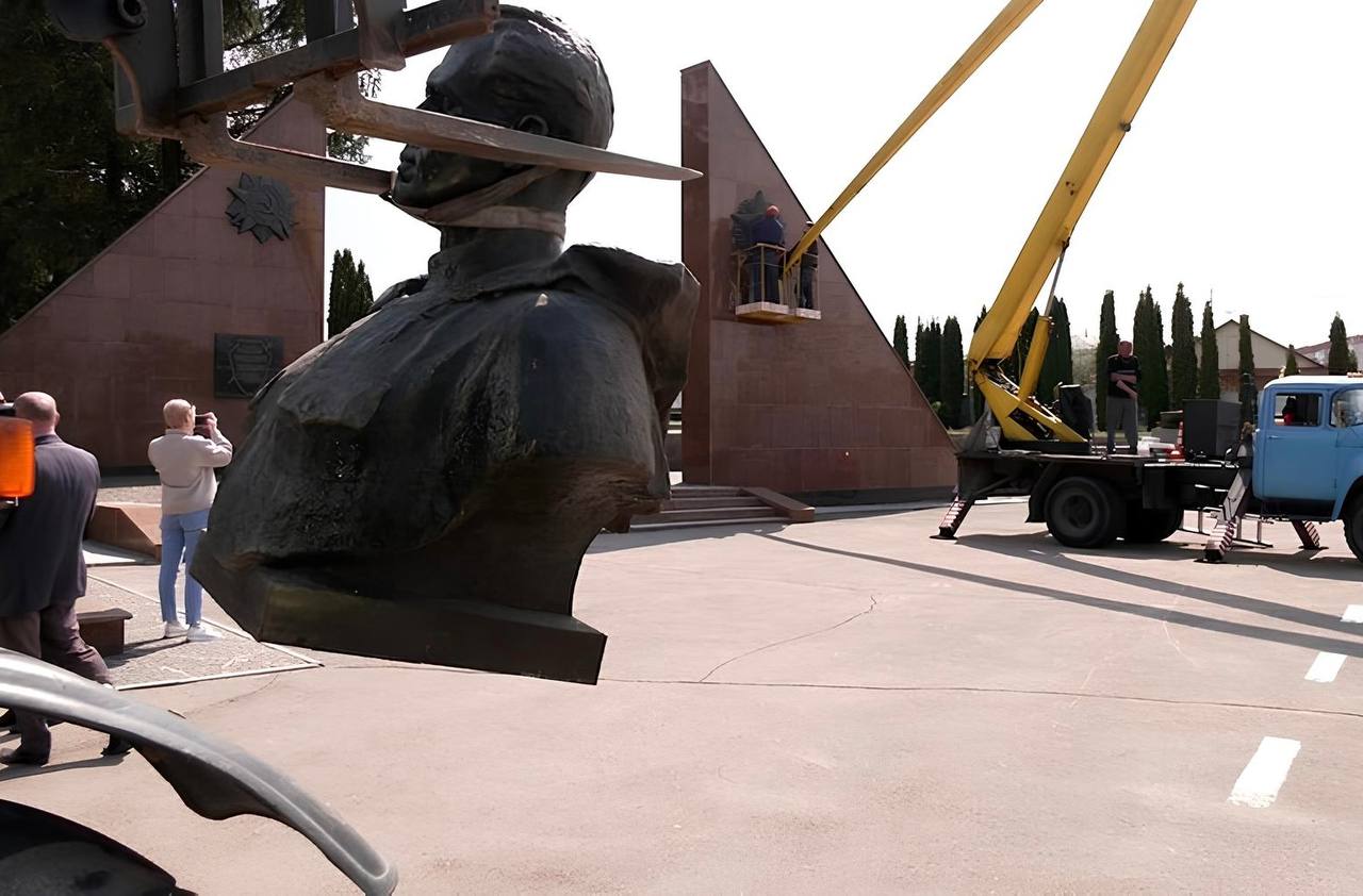 В Ровно выставили на аукцион "декоммунизированный" памятник