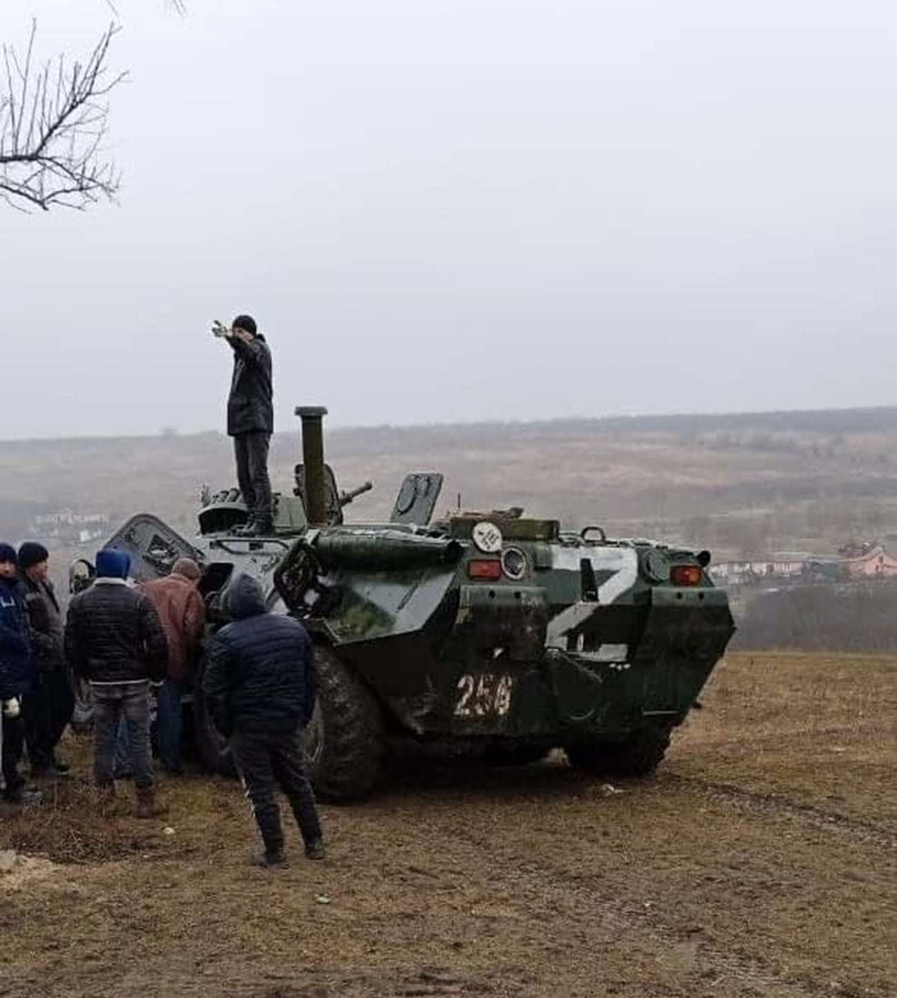 Под Николаевом местные жители захватили вражеский БТР и укатили его на тракторе (фото)