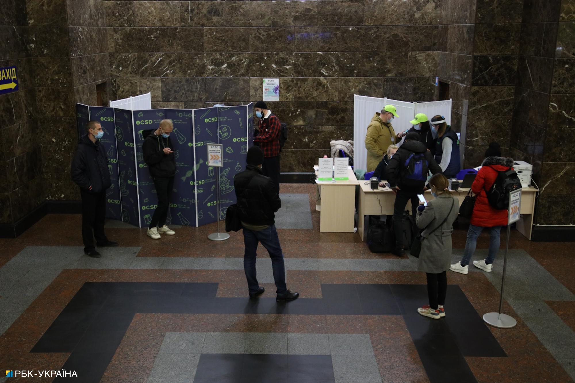 На київському ж/д вокзалі товкучка з самого ранку через нові правила проїзду (фото і відео)