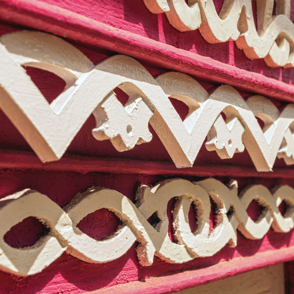 Вперше з початку війни. У Чернігові почали відновлювати самобутню дерев'яну архітектуру