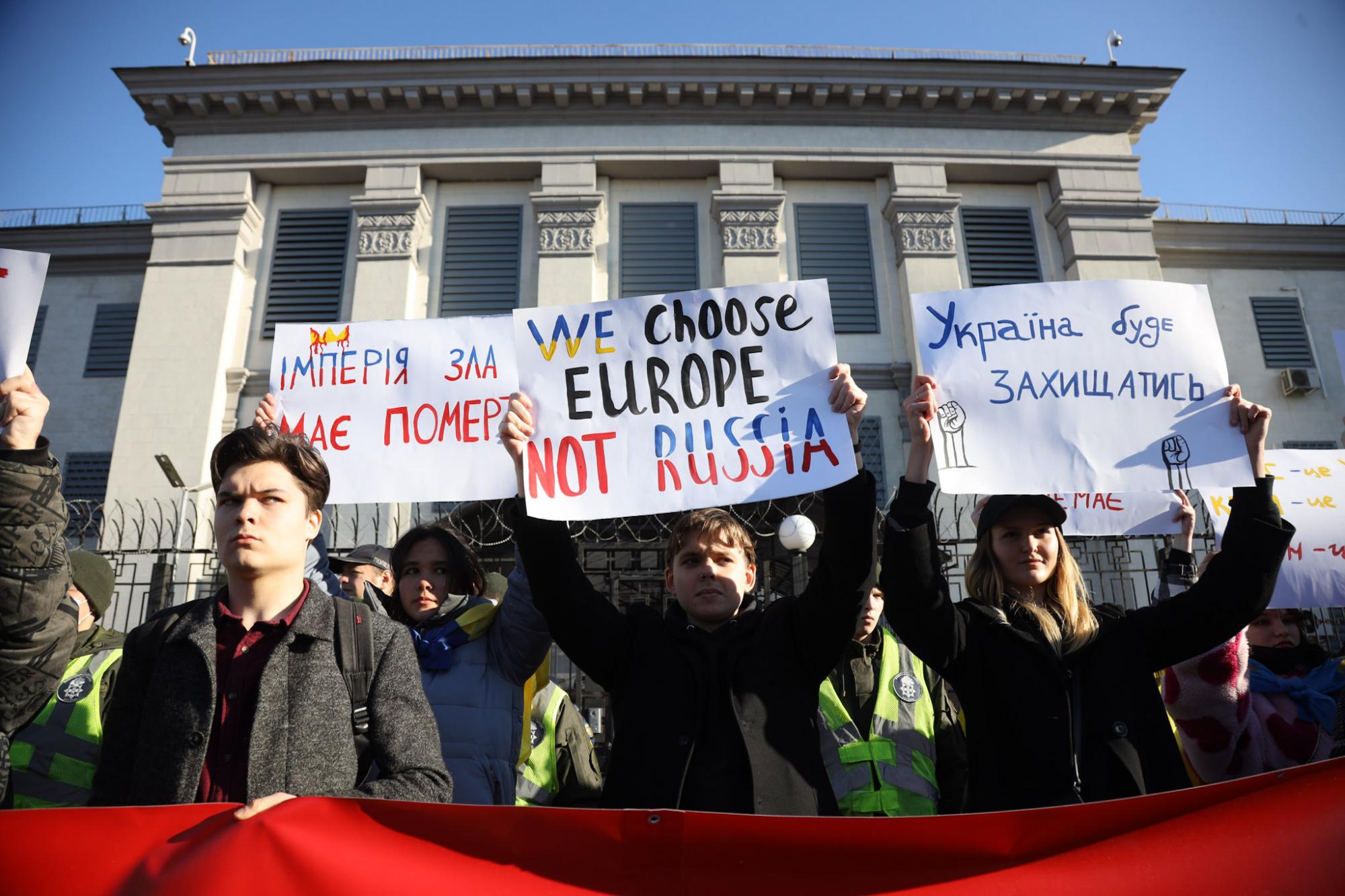 У Києві під посольством РФ з'явилося "кладовище окупантів": фото з акції