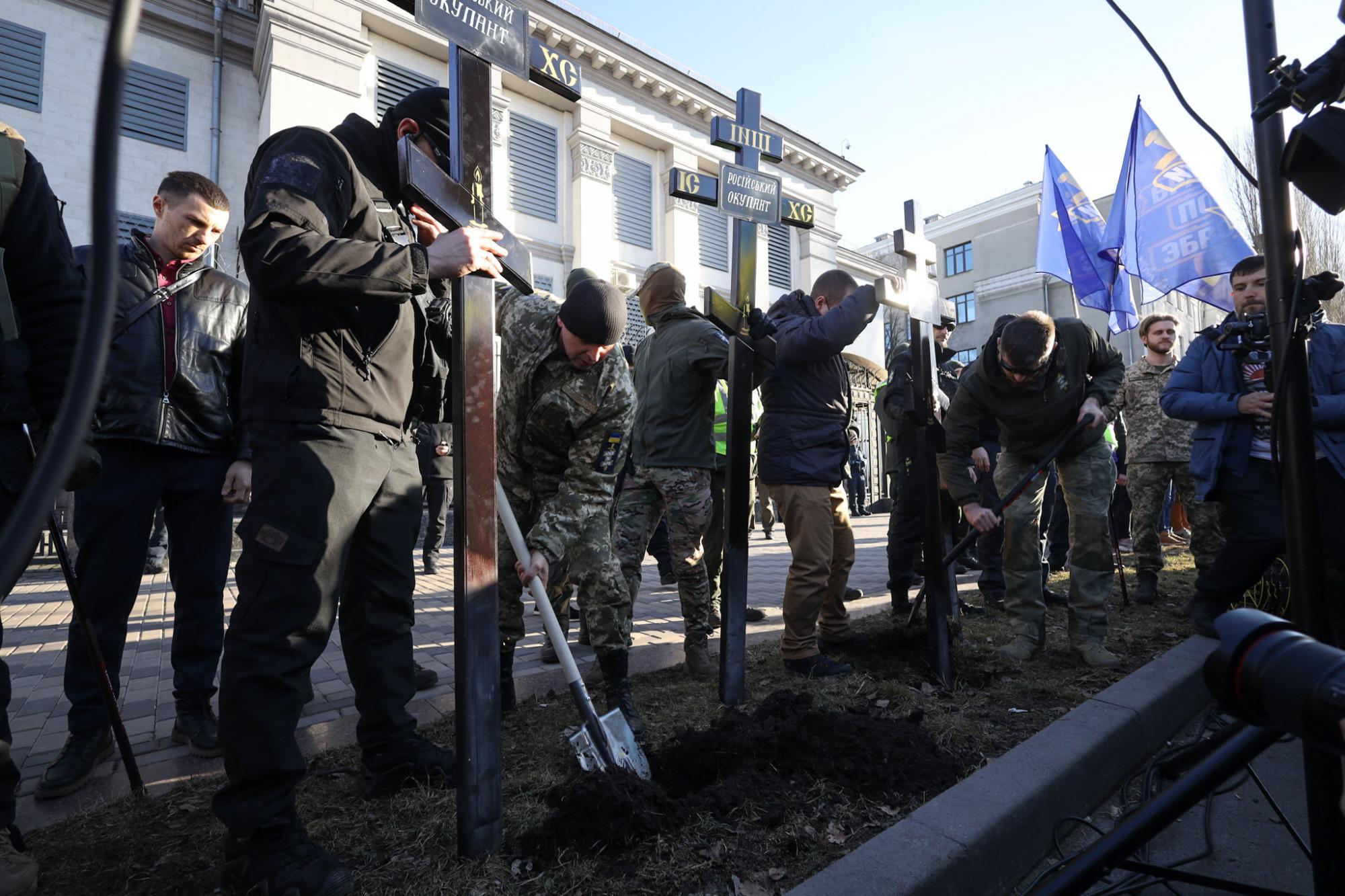У Києві під посольством РФ з'явилося "кладовище окупантів": фото з акції