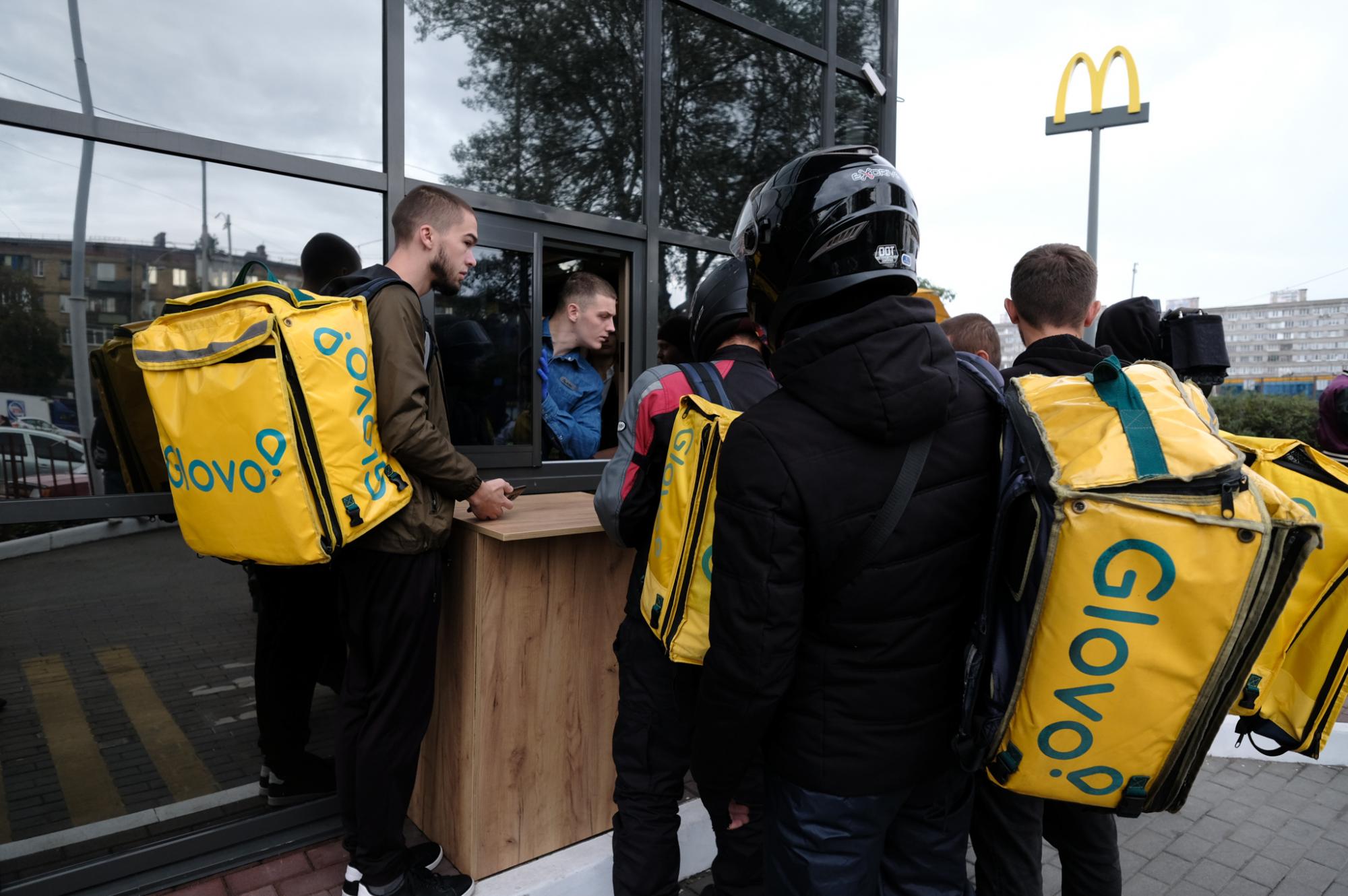 МакДональдс открылся: огромные очереди, сбои в Glovo, а курьеры уже закончились